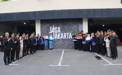 Jaga Pelajar, Polres Metro Bekasi Kota Bersama Bank Raya Serahkan Lima Tablet kepada Siswa SMK