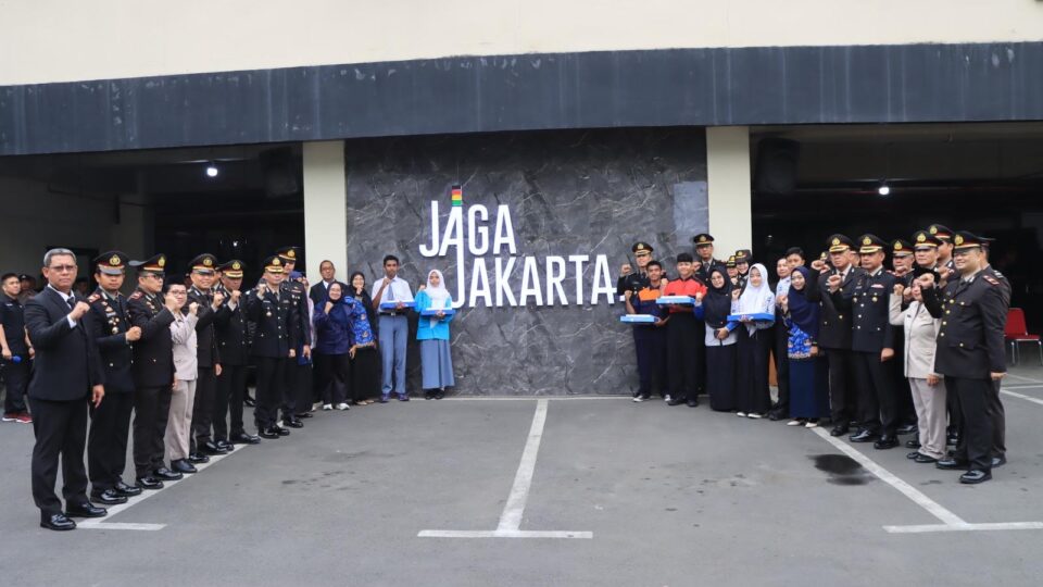 Jaga Pelajar, Polres Metro Bekasi Kota Bersama Bank Raya Serahkan Lima Tablet kepada Siswa SMK