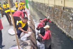 POLRESTRO BEKASI KOTA GANDENG WARGA KERJA BAKTI BERSIHKAN KALI DI HARAPAN MULYAt