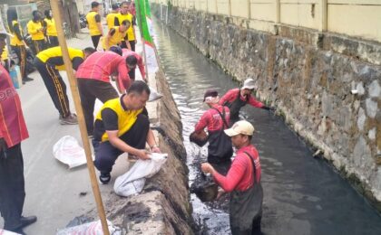 POLRESTRO BEKASI KOTA GANDENG WARGA KERJA BAKTI BERSIHKAN KALI DI HARAPAN MULYAt