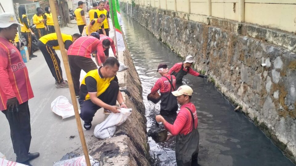 POLRESTRO BEKASI KOTA GANDENG WARGA KERJA BAKTI BERSIHKAN KALI DI HARAPAN MULYAt