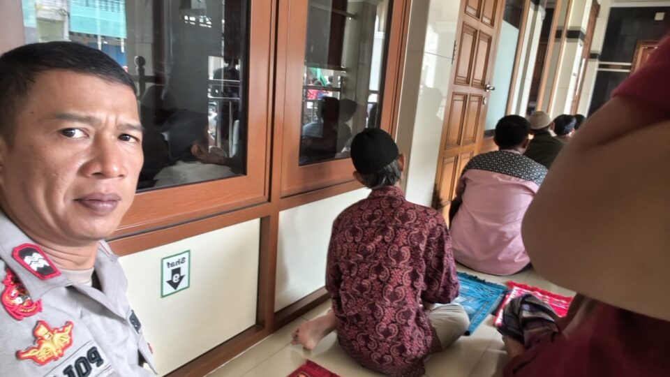 POLSEK JATISAMPURNA TUNJUKKAN KEPEDULIAN JENGUK WARGA BINAAN YANG SAKIT DI JATIRADEN