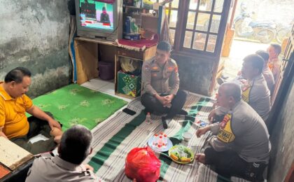 KANIT BINMAS POLSEK JATISAMPURNA BERSAMA BHABINKAMTIBMAS BESUK WARGA DI JATIRADEN