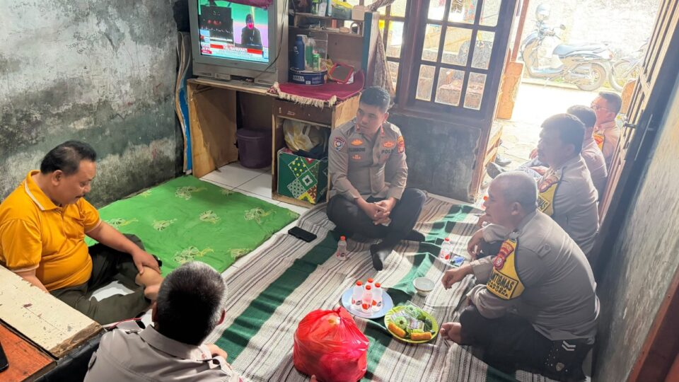 KANIT BINMAS POLSEK JATISAMPURNA BERSAMA BHABINKAMTIBMAS BESUK WARGA DI JATIRADEN