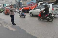 BHABINKAMTIBMAS MEDANSATRIA ATUR LALU LINTAS DI PERTIGAAN PONDOK UNGU