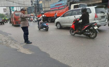 BHABINKAMTIBMAS MEDANSATRIA ATUR LALU LINTAS DI PERTIGAAN PONDOK UNGU
