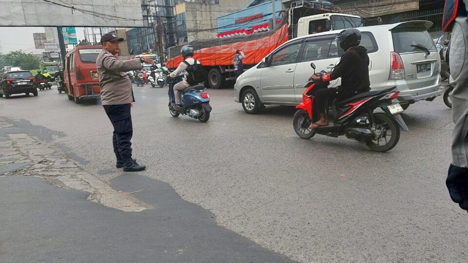 BHABINKAMTIBMAS MEDANSATRIA ATUR LALU LINTAS DI PERTIGAAN PONDOK UNGU