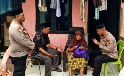 Kapolsek Pondok Gede Hadir Menguatkan Warga Sakit dan Lansia di Jatiwarna
