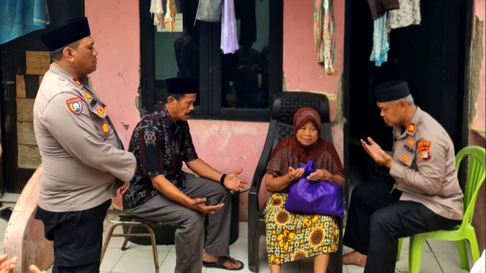 Kapolsek Pondok Gede Hadir Menguatkan Warga Sakit dan Lansia di Jatiwarna