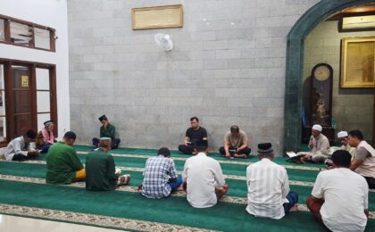 POLISI NGAJI PERSONEL POLSEK JATIASIH GELAR PENGAJIAN RUTIN MALAM JUMAT BERSAMA JEMAAH MASJID AZ MUAZ AZAZID JATIASIH