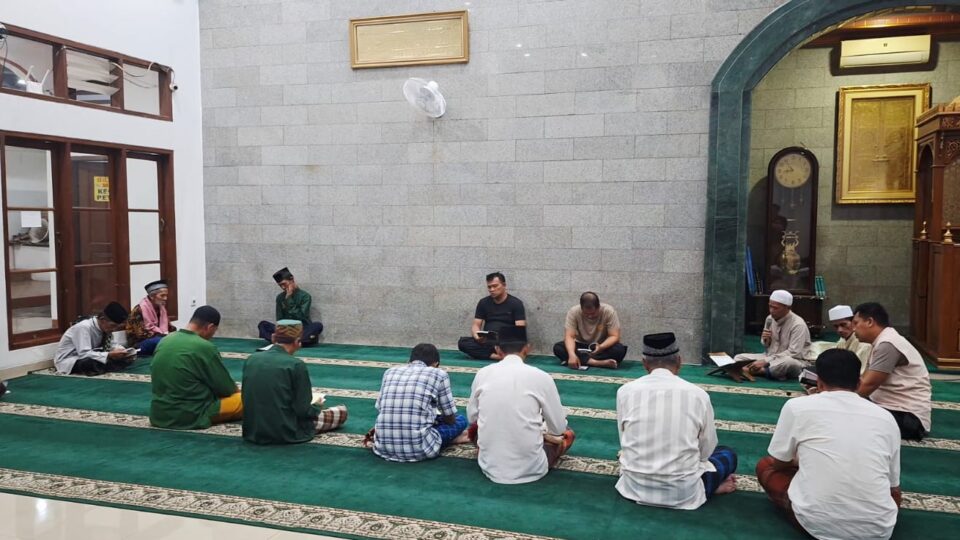POLISI NGAJI PERSONEL POLSEK JATIASIH GELAR PENGAJIAN RUTIN MALAM JUMAT BERSAMA JEMAAH MASJID AZ MUAZ AZAZID JATIASIH