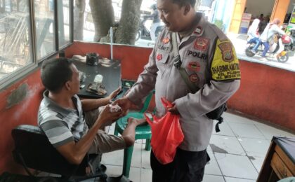 Polsek Medan Satria Bagikan Makanan Jumat Berkah untuk Ojol dan Pemulung di Harapan Indah