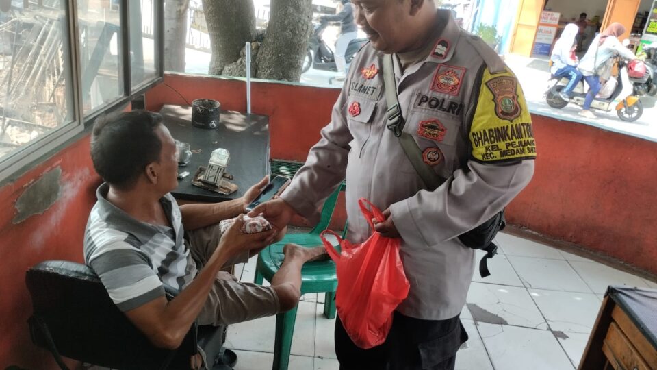 Polsek Medan Satria Bagikan Makanan Jumat Berkah untuk Ojol dan Pemulung di Harapan Indah