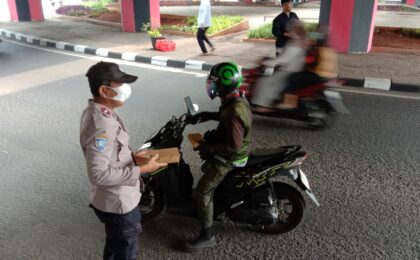 Bhabinkamtibmas Jatiwarna Bersama Pemuda P3M Bagikan 220 Nasi Box di Bundaran JORR