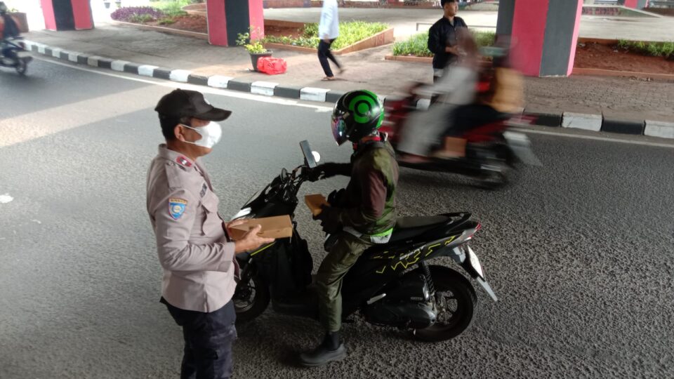 Bhabinkamtibmas Jatiwarna Bersama Pemuda P3M Bagikan 220 Nasi Box di Bundaran JORR