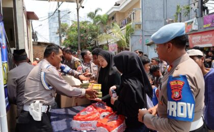 Si Propam Polres Metro Bekasi Kota Gelar Jumat Berkah di Masjid Jami' Al Ikhlas